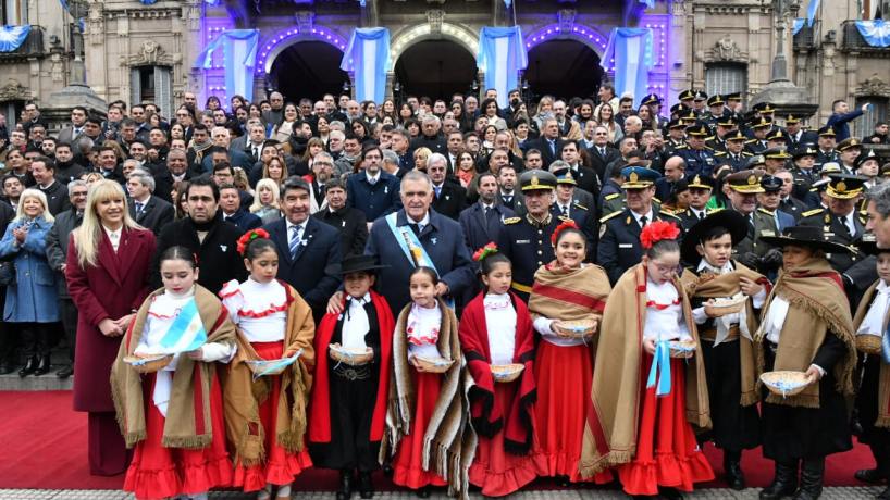 Con el tradicional chocolate patrio, inició el festejo por el 214° aniversario de la Revolución de Mayo