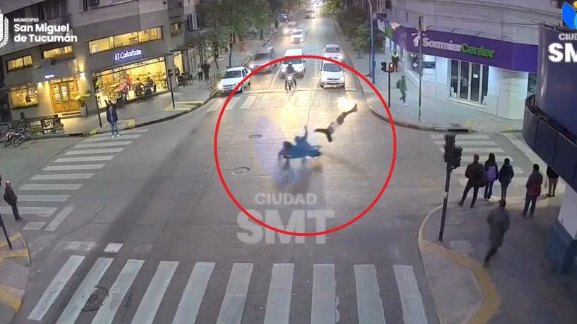 Impresionante accidente entre un peatón y un motociclista en pleno microcentro tucumano - Tucumán