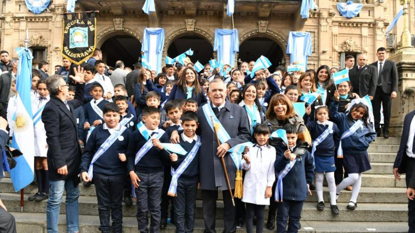 “Me llena de orgullo”: Jaldo tomó la promesa de lealtad a la Bandera a 2.500 estudiantes tucumanos - Tucumán