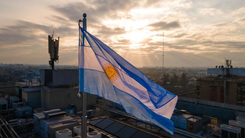 “Mucho corazón patrio”: la bandera argentina fue izada en lo más alto de la Legislatura de Tucumán - Tucumán
