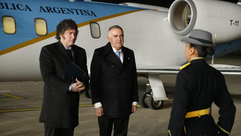 El gobernador Jaldo recibió al presidente Milei en el Aeropuerto tucumano