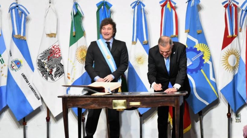 El presidente Milei firmó el pacto de Mayo con Jaldo y 17 gobernadores