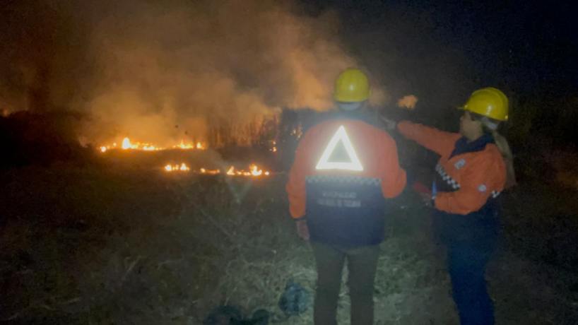 ¿Vuelve la quema de cañaverales? Extinguen un incendio a metros de viviendas en Manantial Sur - Tucumán