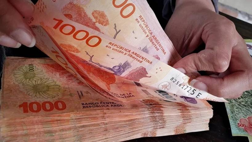 Inicia el pago de sueldos: cuándo cobran el 20% los empleados estatales de Tucumán - Tucumán