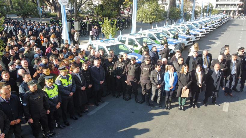 Jaldo entregó 53 vehículos para la policía de Tucumán