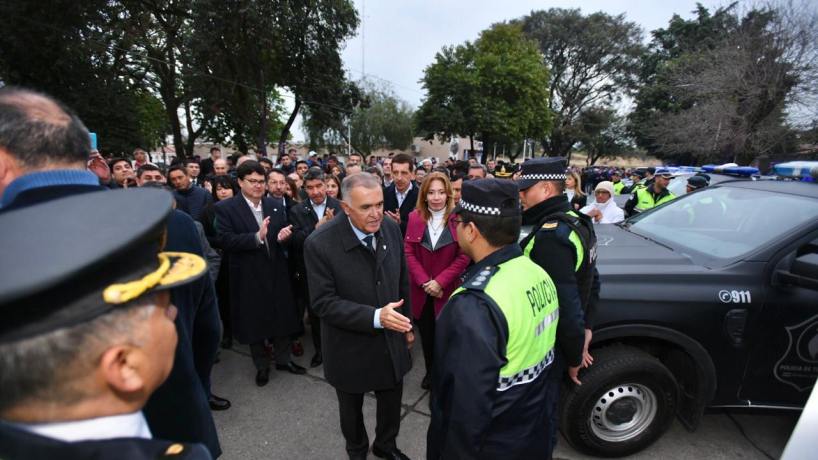 Jaldo entregó móviles a la Policía para reforzar la seguridad