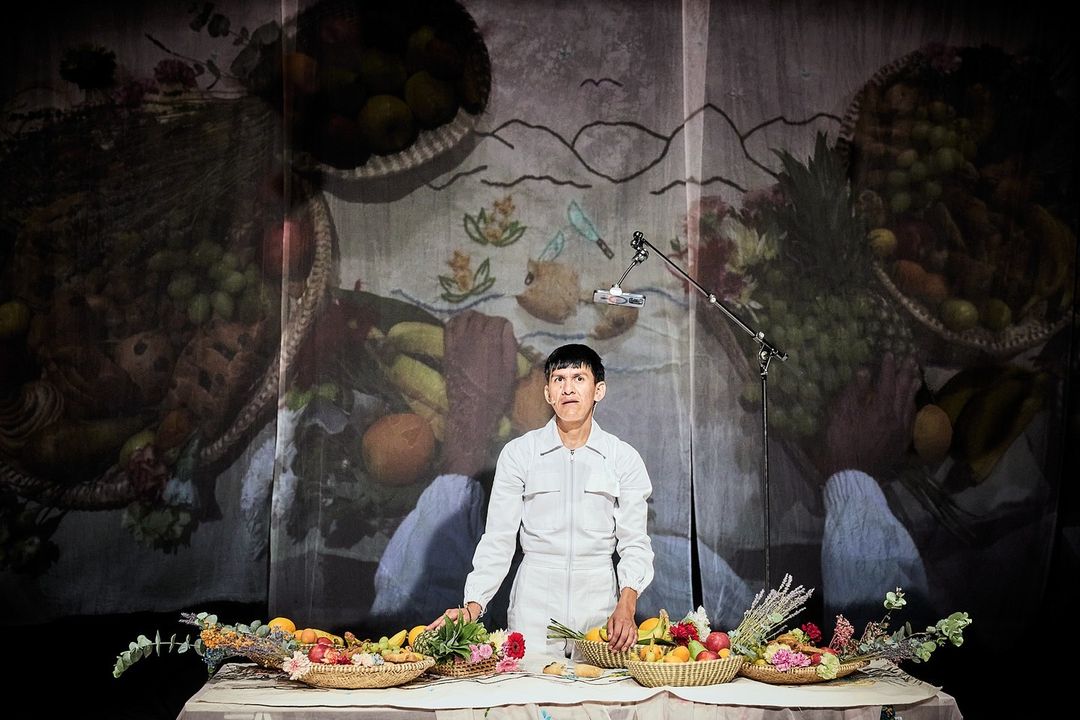 PREMIERE WAYQUEYCUNA FDA24 En langue quechua celle de ses origines Wayqeycuna signifie mes freres a moi . Dans cette piece autobiographique par le biais dun rituel autochtone lartiste du nord de