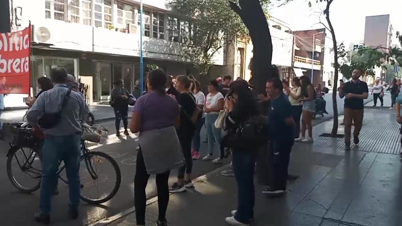 “Al final tenemos que sacar más plata nosotros”: protesta frente al Concejo para repudiar el nuevo aumento del boleto - Tucumán