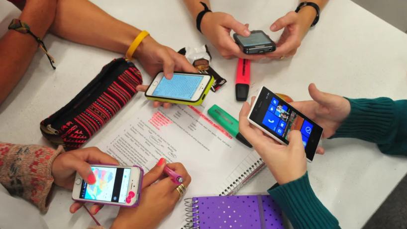 El debate por el uso del celular en escuelas y colegios llega a la Legislatura tucumana - Tucumán