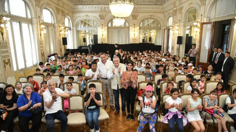 Jaldo recibió a escolares y docentes del interior tucumano en Casa de Gobierno