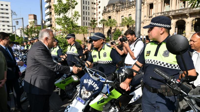 El gobernador Jaldo entregó 100 motos nuevas a la fuerza de seguridad