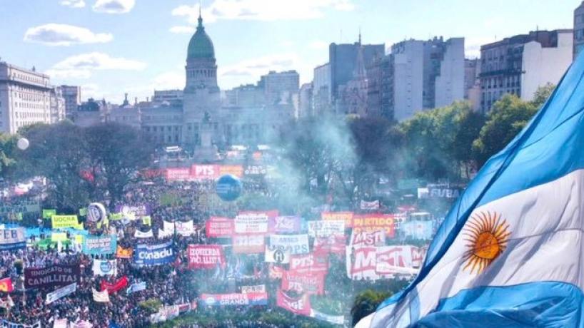 "Impresionante": la inesperada presencia en la multitudinaria marcha por la defensa de la universidad y la gravísima denuncia - Tucumán