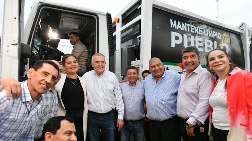 Jaldo entregó un camión compactador y visitó obras en Quilmes y Los Sueldo