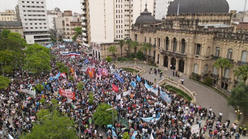 "Mi mamá fue moza y hoy su hija es abogada": así fue la multitudinaria marcha por la universidad pública en Tucumán - Tucumán