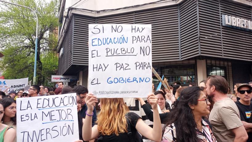 "Si no hay educación para el Pueblo, no hay paz para el Gobierno": las imágenes y los mensajes de la multitudinaria marcha en defensa de la universidad pública en Tucumán - Tucumán