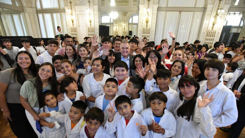 El Gobernador saludó a estudiantes del interior de la provincia El Gobernador saludó a estudiantes del interior de la provincia