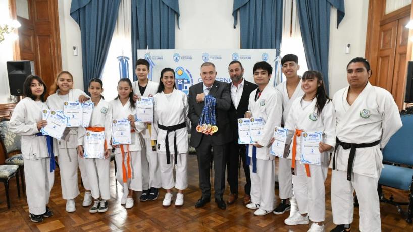 Jaldo recibió a los jóvenes karatecas que ganaron medallas en el Mundial