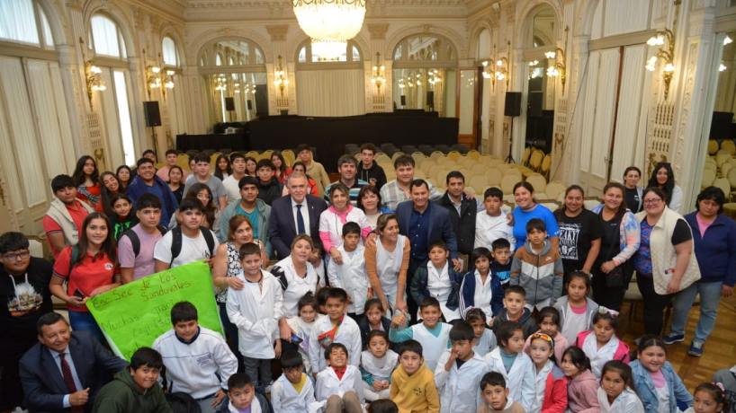 Jaldo saludó a estudiantes de La Cocha y Simoca en Casa de Gobierno