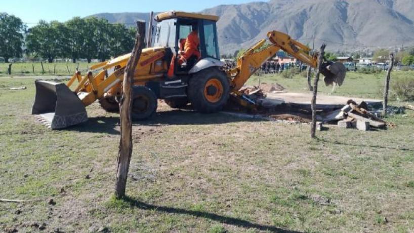 "Ya habían comenzado a construir": desalojan con topadoras terrenos usurpados en El Mollar - Tucumán