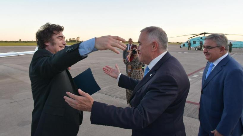 Jaldo recibió a Milei en el aeropuerto