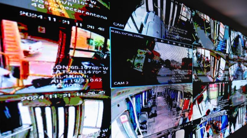 "Para darle calidad”: Chahla inauguró un centro de monitoreo para "Para darle calidad”: Chahla inauguró un centro de monitoreo para controlar a los colectivos de San Miguel de Tucumán - Tucumán