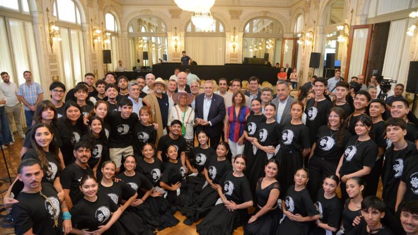 Jaldo recibió a la delegación de jóvenes que participará en el Festival de Cosquín