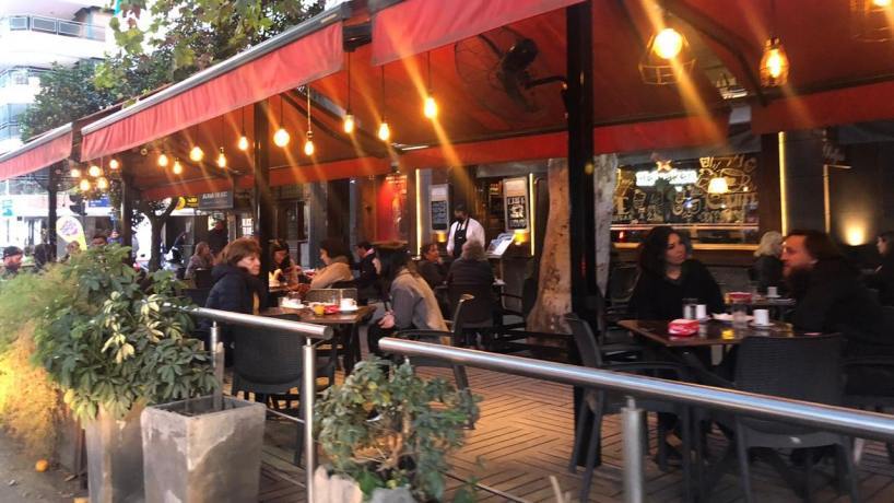 Por quejas de los vecinos, la Municipalidad de San Miguel de Tucumán comenzó a retirar los decks de los bares - Tucumán