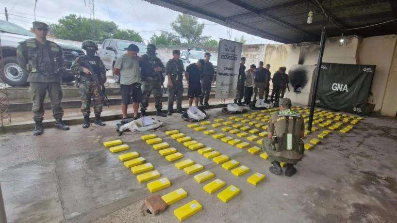 “A gran velocidad”: cuatro personas fueron detenidas con 155 kilos “A gran velocidad”: cuatro personas fueron detenidas con 155 kilos de cocaína en Tucumán - Tucumán