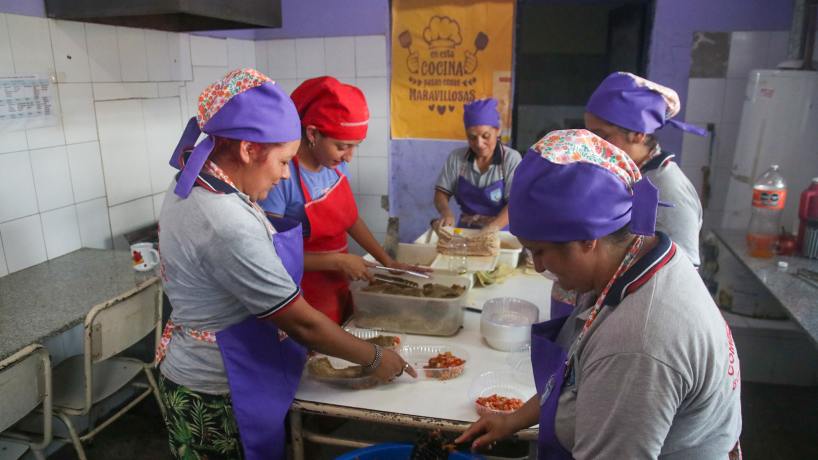"Está abierta": cientos de niños del barrio San Miguel acuden por esparcimiento y comida a la escuela de la zona - Tucumán