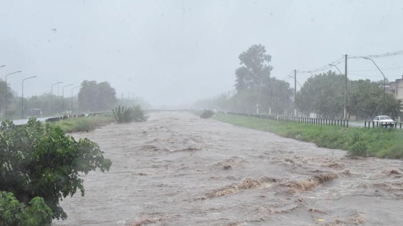 Jaldo pone a todo sus ministros a monitorear la provincia por la tormenta - Tucumán