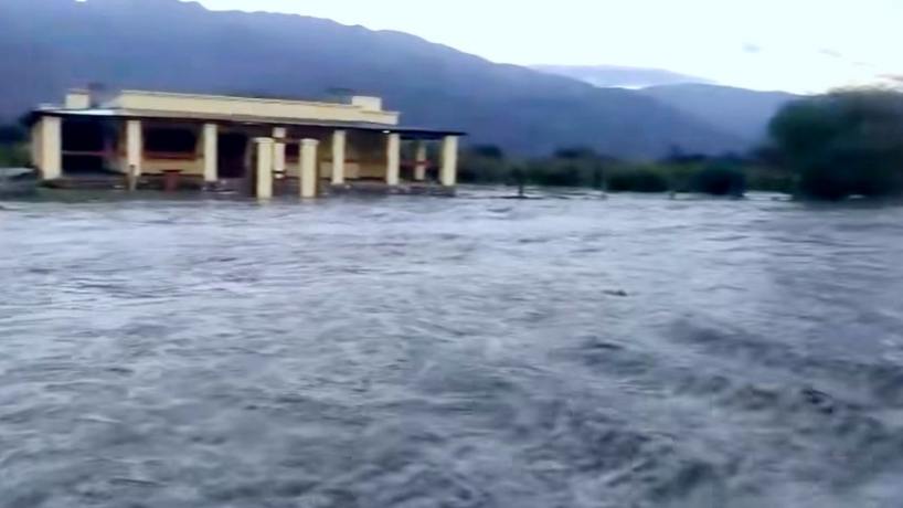 VIDEO: por el desborde del río Santa María, la ruta 40 se encuentra cortada a la altura de El Bañado - Tucumán