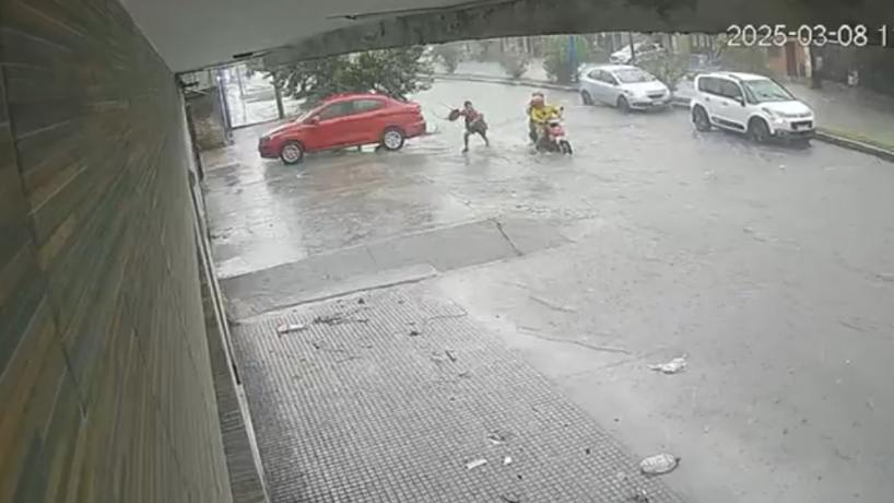 Video: aprovechó la tormenta y robó a un motociclista en plena avenida Siria - Tucumán