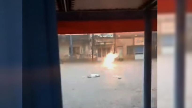 Video: una garrafa en llamas flotó por las calles de San Miguel de Tucumán en plena tormenta - Tucumán