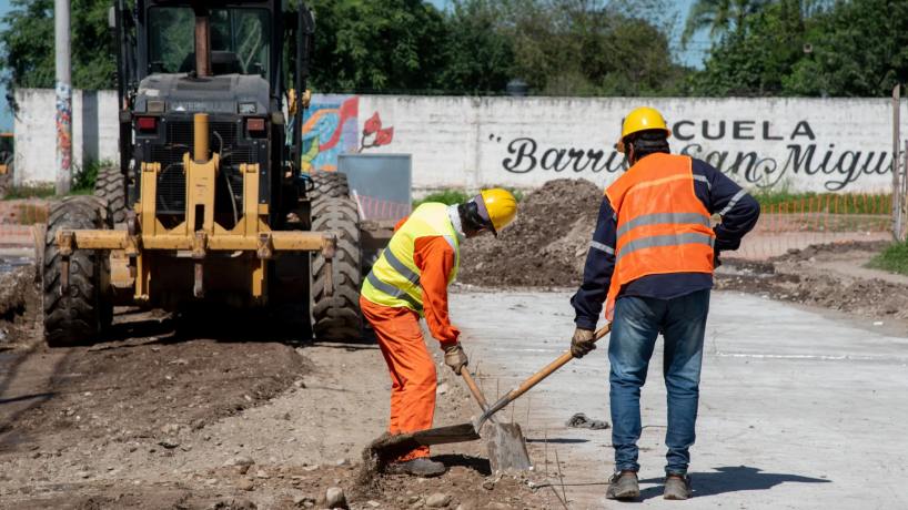 Avanza la pavimentación de 45 calles por las que circulan colectivos en San Miguel de Tucumán - Tucumán