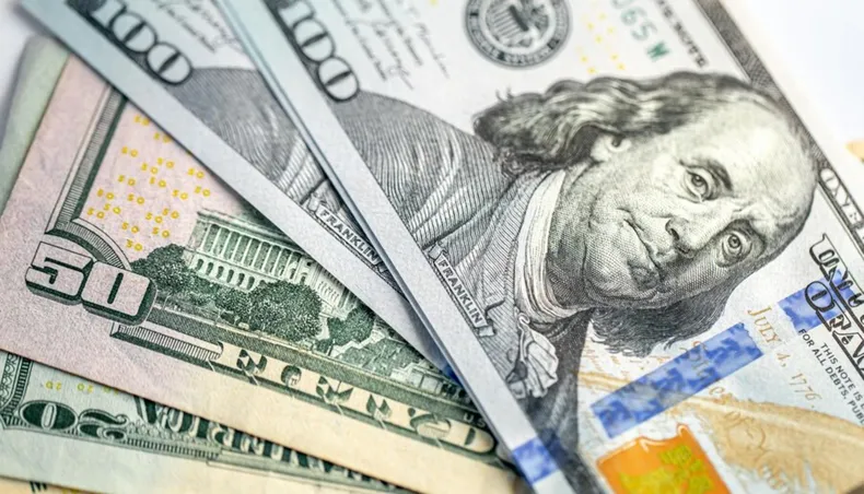 En el debut sin cepo, el dólar sube 8% y los bancos actualizan su cotización al valor oficial